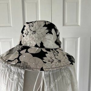 B&W Burberry Canvas Floral Bucket Hat